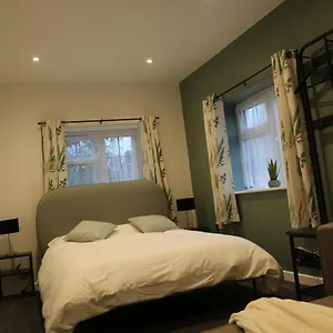 Homestay Tranquil En-suite Escape 2, Ifield