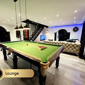 Holiday home 4 Bedroom House, Heathrow Airport, Luxe, Colnbrook
