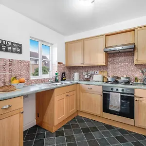 Holiday home Station & Shops 3min Walk I Heathrow 15 Mins I X2 Ensuites I Parking X2, Langley Marish